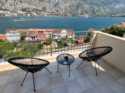 Izdavanje, dvosoban stan, 55m², Muo, Kotor - image 2