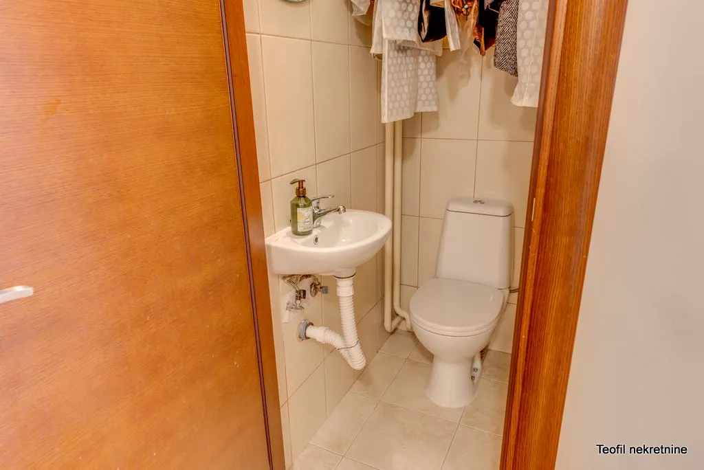 Manje kupatilo sa WC šoljom i umivaonikom.