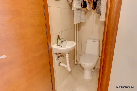 Manje kupatilo sa WC šoljom i umivaonikom. - image 18