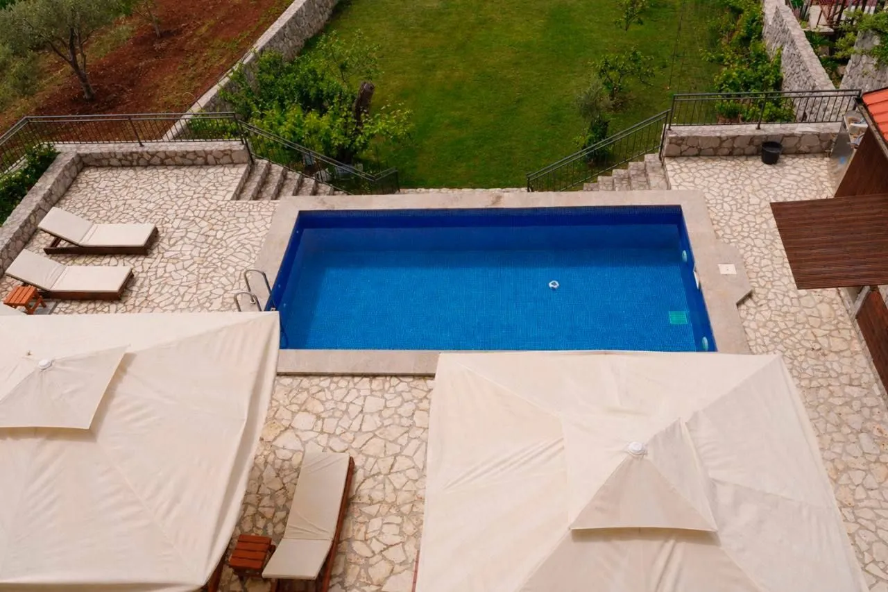 Izdavanje, četvorosoban stan, 240m², Krimovica, Kotor