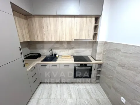 Moderna kuhinja sa ugradnim elementima i sudoperom. - image 4