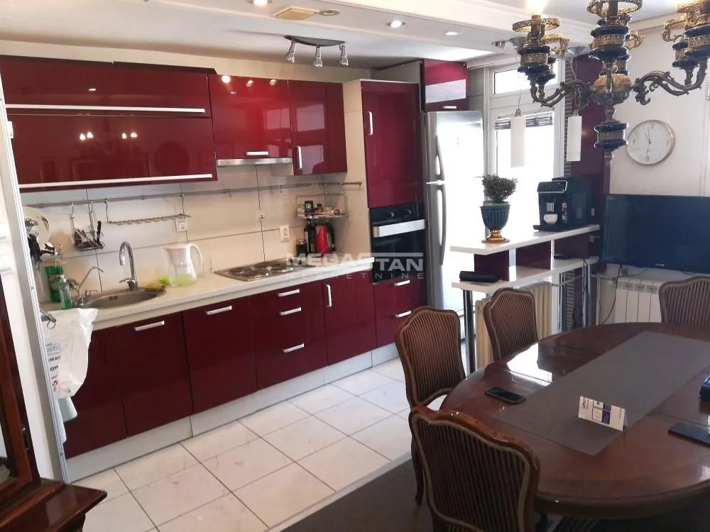 Kitchen with red gloss cabinets and a dining area.
