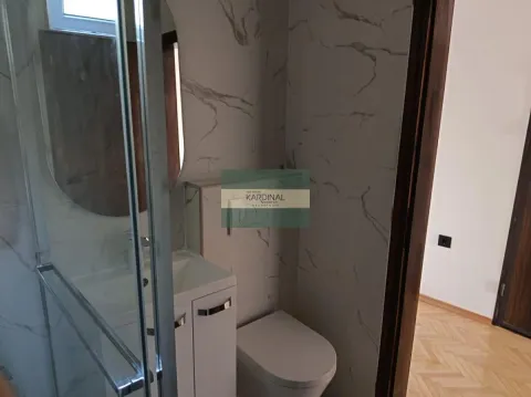 Moderno kupatilo sa tuš kabinom i belim umivaonikom. - image 8
