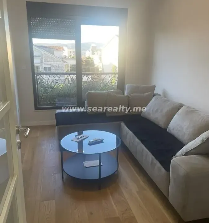 Izdavanje, dvosoban stan, 67m², Radanovići, Kotor