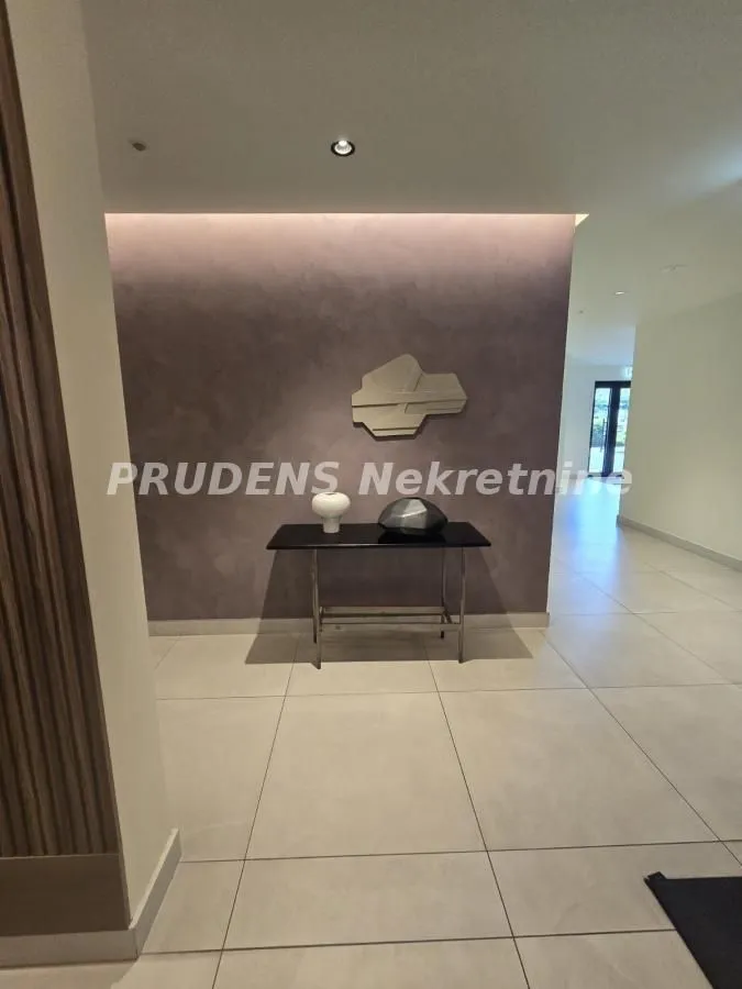 Izdavanje, trosoban stan, 72m², Savski Venac, Beograd