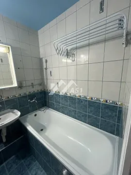 Kupatilo sa kadom, umivaonikom i zidnim sušačem za veš. - image 10
