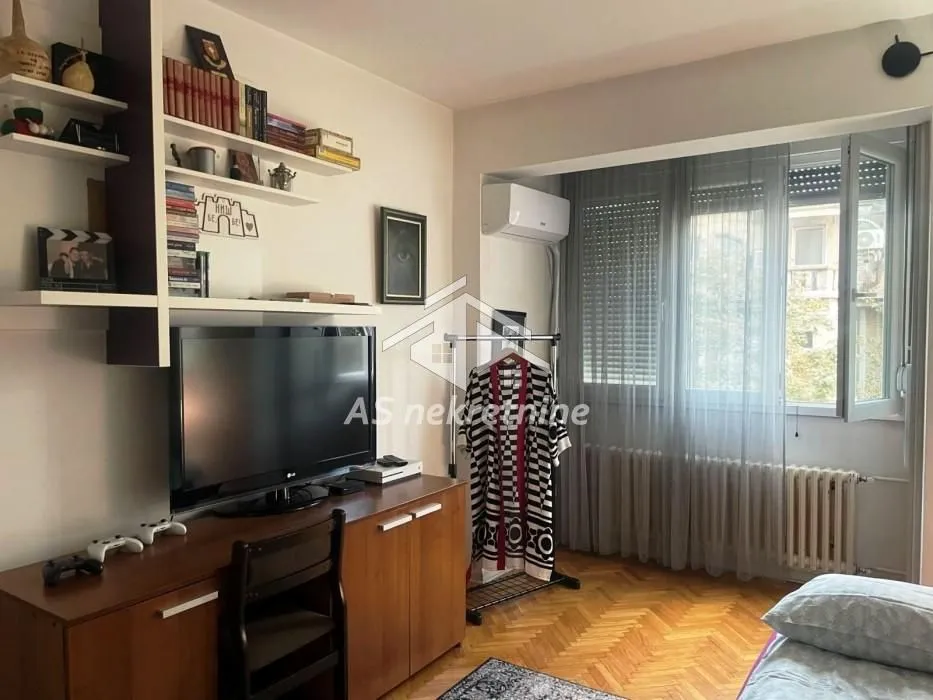 Rent, three bedroom apartment, 70m², Vračar Sve Podlokacije, Beograd