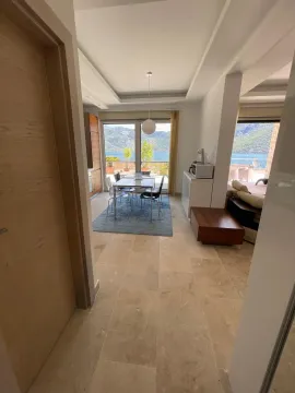 Dnevni boravak sa trpezarijom i pogledom na more kroz velike staklene površine. - image 14