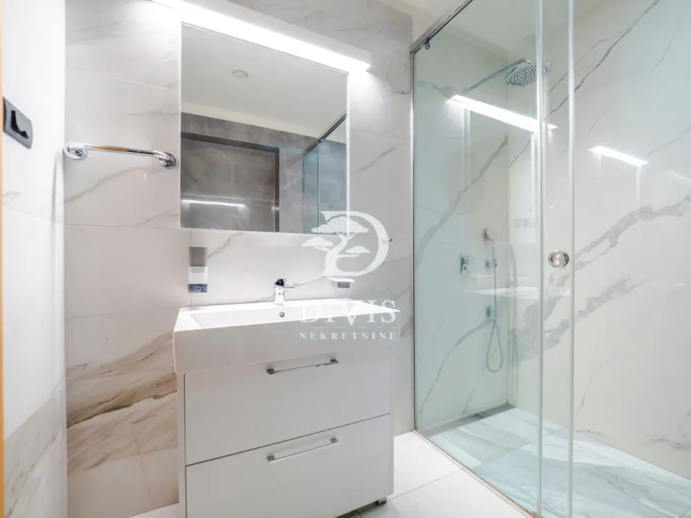 Izdavanje, četvorosoban stan, 132m², Vračar Hram, Vračar Sve Podlokacije
