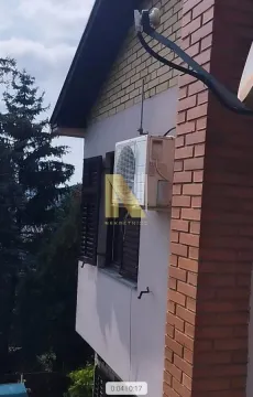Spoljni pogled na fasadu kuće sa ugrađenom klimom. - image 6