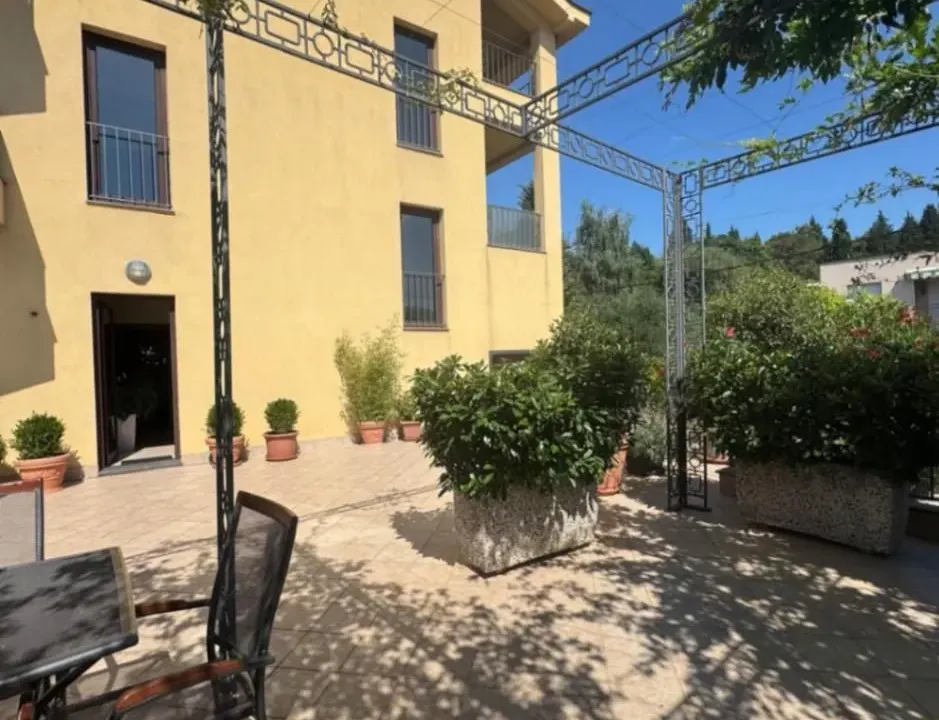 Izdavanje, trosoban stan, 170m², Gorica C, Podgorica