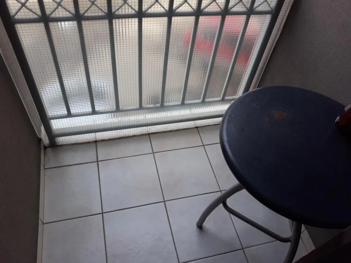 Manji balkon sa keramičkim pločicama i zaštitnom ogradom.