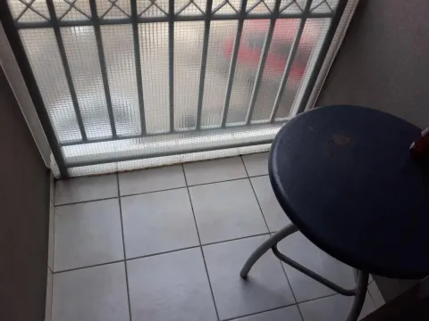 Manji balkon sa keramičkim pločicama i zaštitnom ogradom. - image 13
