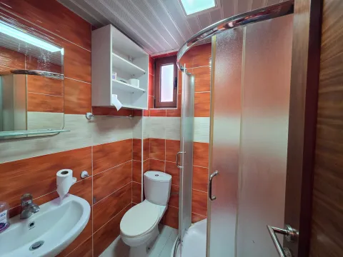 Kupatilo opremljeno umivaonikom, WC šoljom i tuš kabinom. - image 7