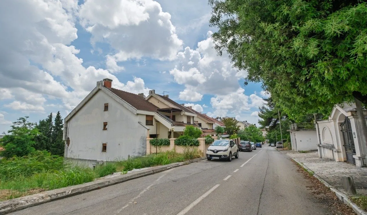 Rent, house, 280m², Gorica C, Podgorica