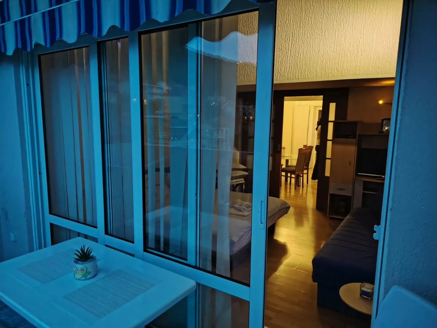 Pogled sa terase na unutrašnjost apartmana.