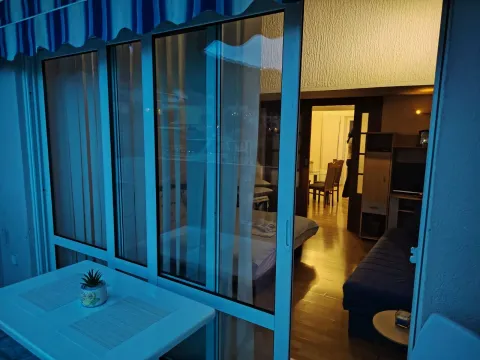 Pogled sa terase na unutrašnjost apartmana. - image 8