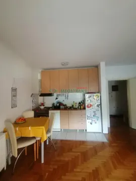 Manja kuhinja sa trpezarijskim stolom i drvenim elementima. - image 3