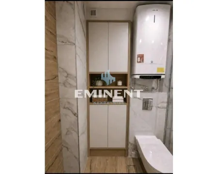 Kupatilo sa ugradnim ormarićem, bojlerom i wc šoljom. - image 13