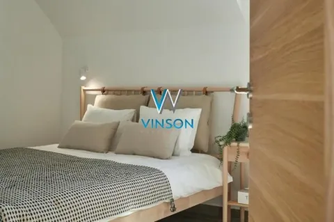 Pogled na nameštenu spavaću sobu sa bračnim krevetom kroz otvorena vrata. - image 4