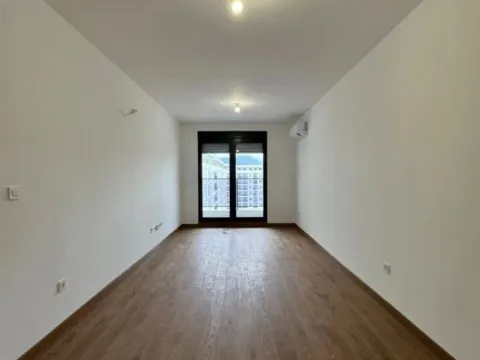 Izdavanje, dvosoban stan, 64m², Kod Capital Plaze, Podgorica - image 2