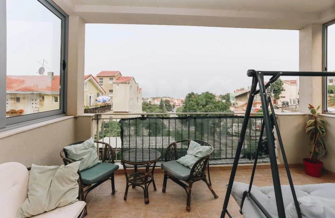Izdavanje, dvosoban stan, 80m², Tivat, Crna Gora