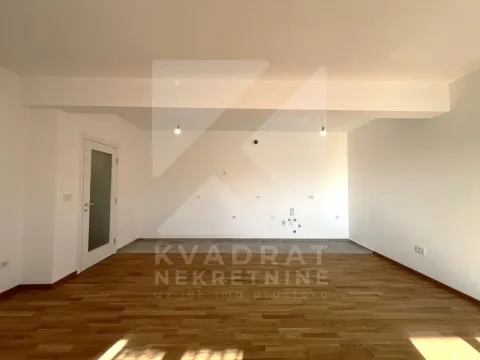 Prazna dnevna soba sa parketom i bijelim zidovima. - image 8