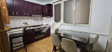Kuhinja sa tamnim elementima i trpezarijskim stolom. - image 3