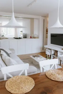 Dnevna soba sa garniturom, stočićem i televizorom na zidu. - image 3