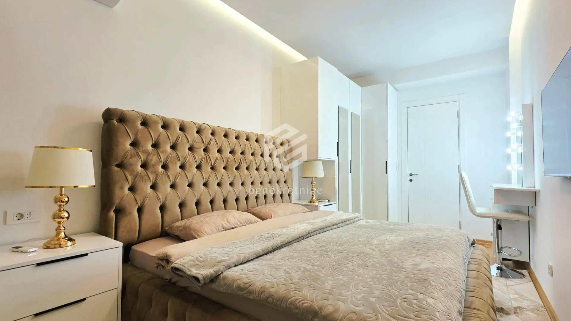 Izdavanje, dvosoban stan, 88m², Centar, Podgorica