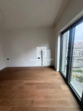 Prazna soba sa drvenim podom i velikim balkonskim vratima. - image 9