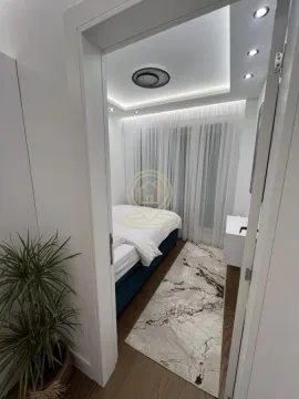 Pogled iz hodnika na uređenu spavaću sobu sa bračnim krevetom. - image 4
