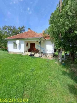 Pogled na dvorište i prizemnu kuću okruženu zelenilom. - image 19