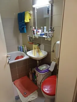 Manje kupatilo sa sanitarijama i tuš kadom. - image 23