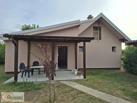 Pogled na spoljašnjost kuće sa natkrivenom terasom i dvorištem. - image 3