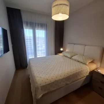 Uređena spavaća soba sa bračnim krevetom i izlazom na terasu. - image 7