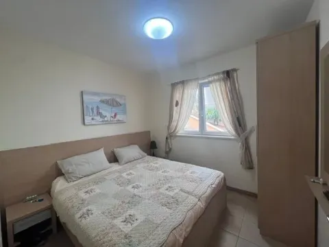 Namještena spavaća soba sa bračnim krevetom, prozorom i garderoberom. - image 3