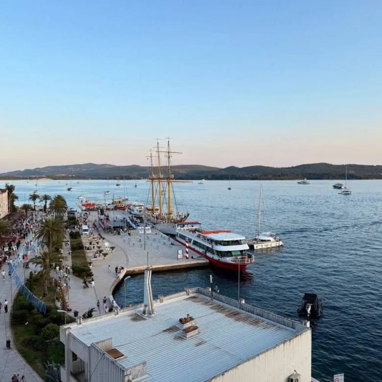 Pogled sa nekretnine na gradsku marinu i more.