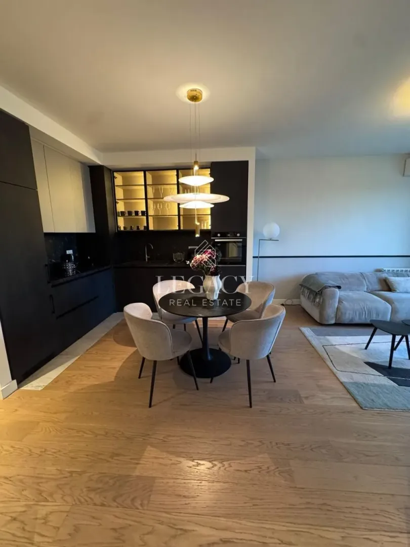 Izdavanje, trosoban stan, 79m², Savski Venac, Beograd