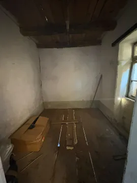 Prazna i dotrajala prostorija sa drvenim podom i plafonom u staroj kući. - image 12