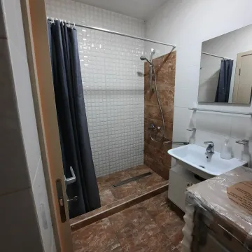 Svijetlo kupatilo sa tuš zonom, lavaboom i ogledalom. - image 5