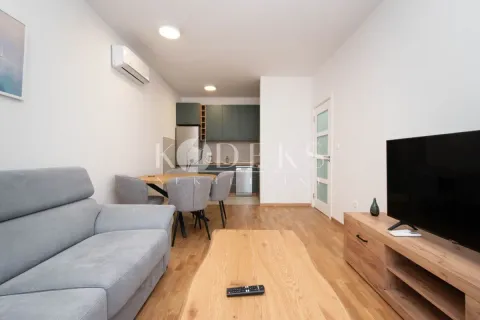 Dnevna soba sa garniturom, TV-om i trpezarijom koja se nastavlja na kuhinju. - image 2