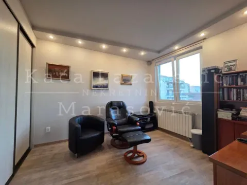 Dnevna soba sa foteljama, ormarom i radnim stolom. - image 13