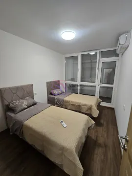Spavaća soba sa dva singl kreveta i izlazom na terasu. - image 20