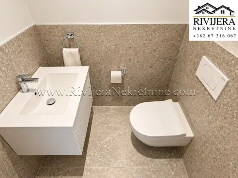 Savremeno opremljeno kupatilo sa umivaonikom i ugradnom wc šoljom. - image 11