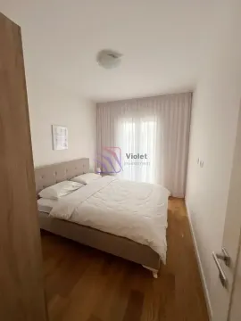 Namještena spavaća soba sa bračnim krevetom i prozorom prekrivenim zavjesama. - image 5
