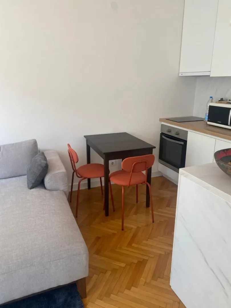Izdavanje, trosoban stan, 44m², Novi Beograd Blok 1 Fontana, Novi Beograd Sve Podlokacije