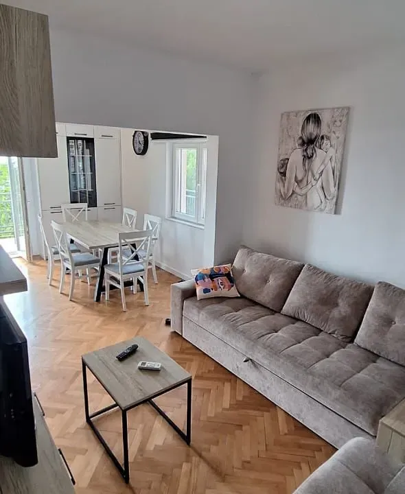 Izdavanje, dvosoban stan, 80m², Tripovići, Tivat