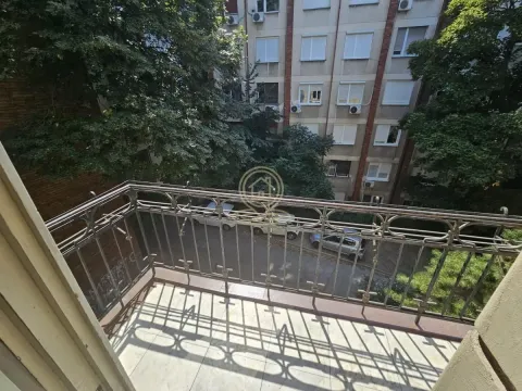 Pogled sa balkona na dvorište i okolne zgrade sa drvećem. - image 20