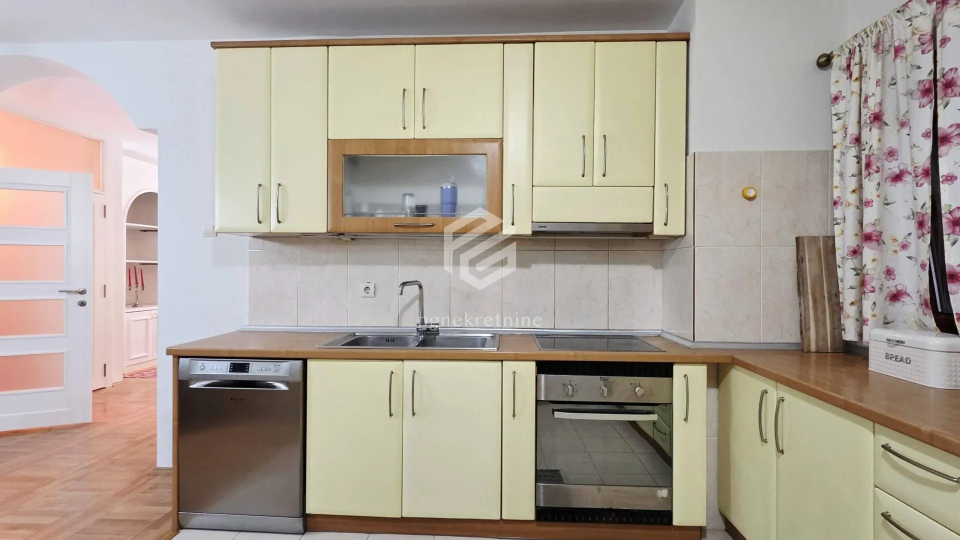 Izdavanje, trosoban stan, 110m², Gorica C, Podgorica